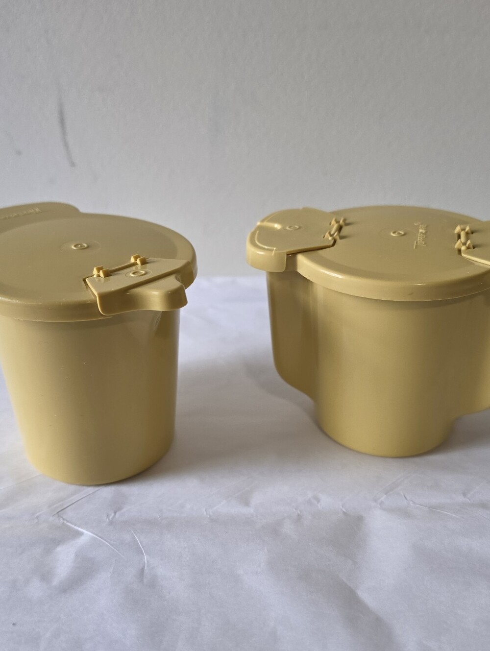 Tupperware Vintage Creamer 574 Sugar Bowl 577 Set Harvest Gold With Flip Lids